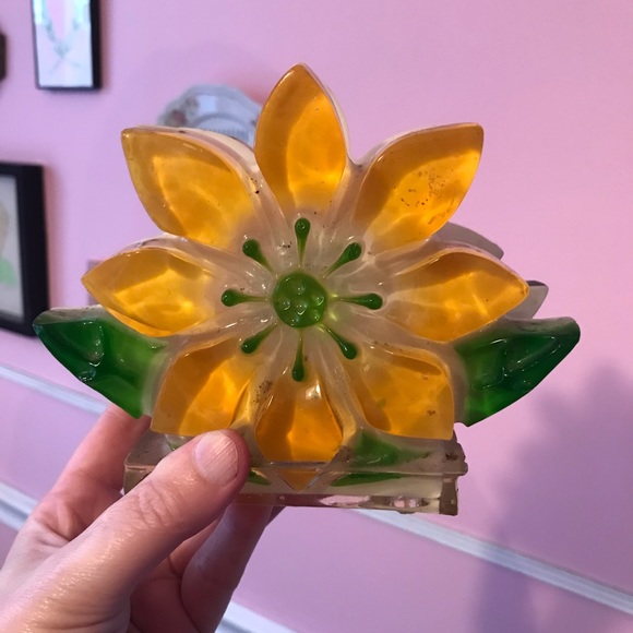 Vintage Yellow Flower Lucite Resin Napkin Holder Yellow Bright Green Mod Kitchen - Picture 1 of 4